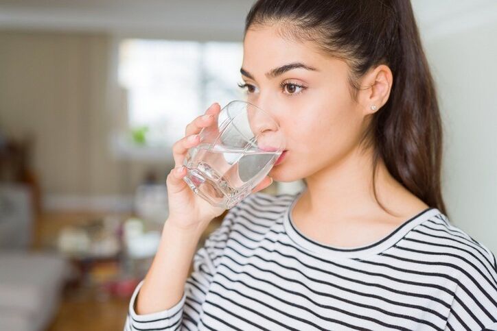 La consommation régulière d'eau propre est la clé pour réussir à perdre 10 kg en un mois. 